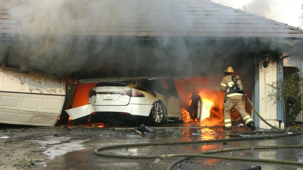 feu voiture electrique maison detruite